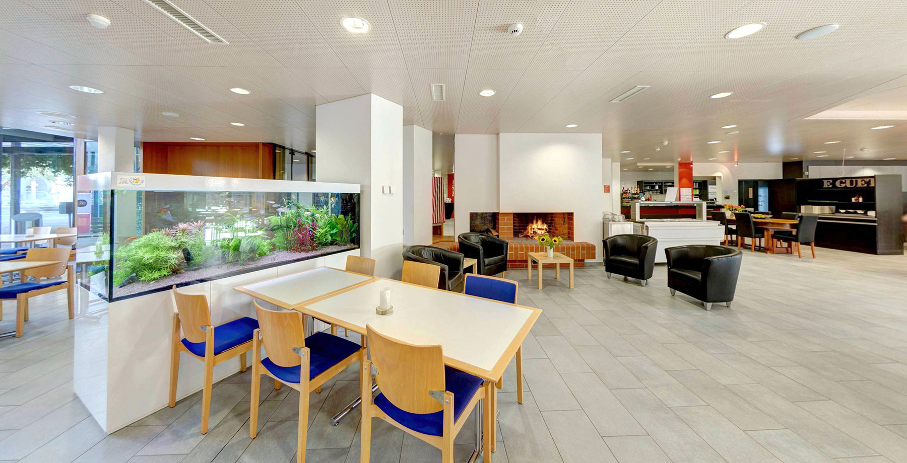 das öffentliche Restaurant im alters- und pflegeheim Madle in Pratteln mit Lounge Bereich und Kamin