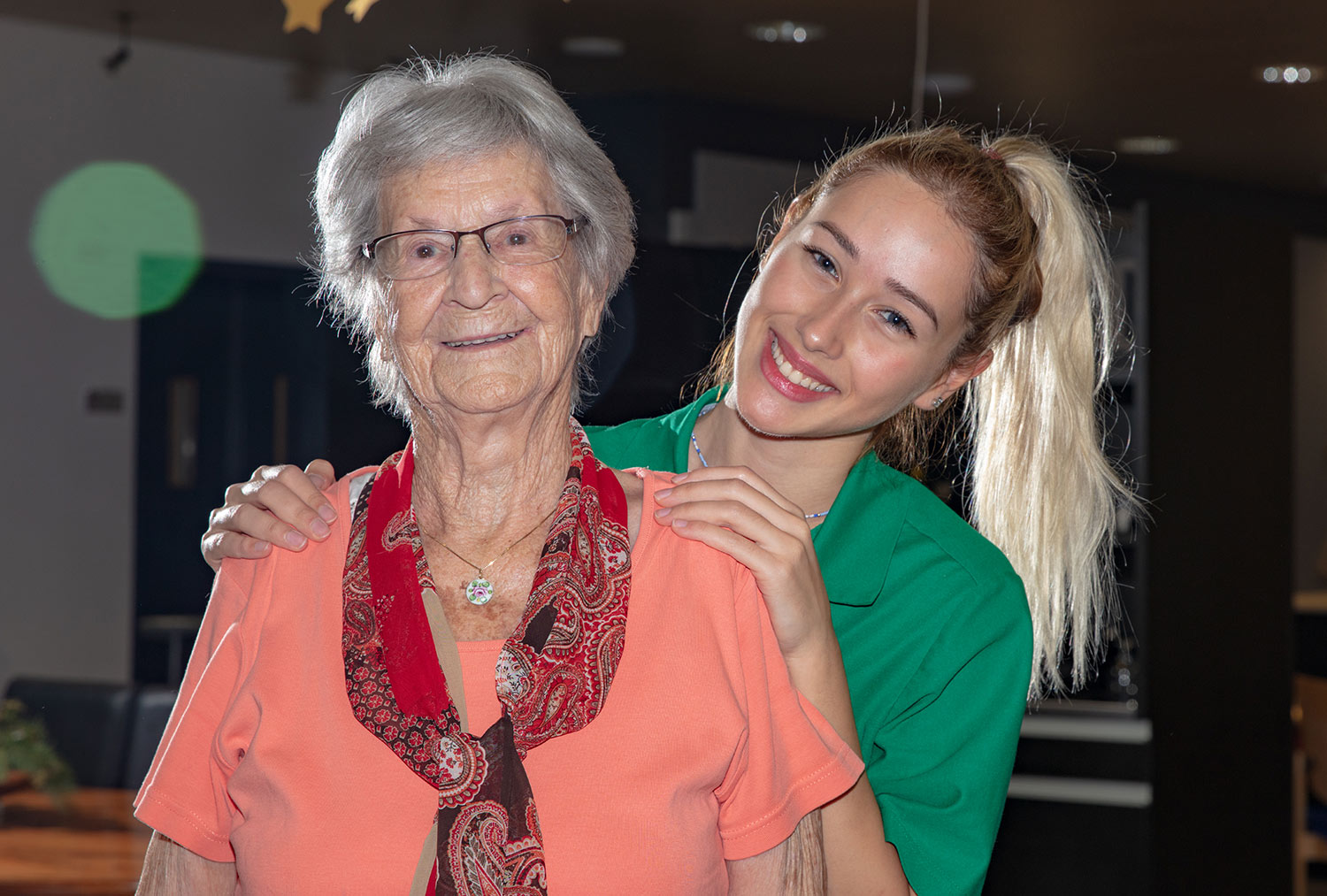 Pflegefachperson unterstützt Seniorin im Madle, betreutes Seniorenwohnen